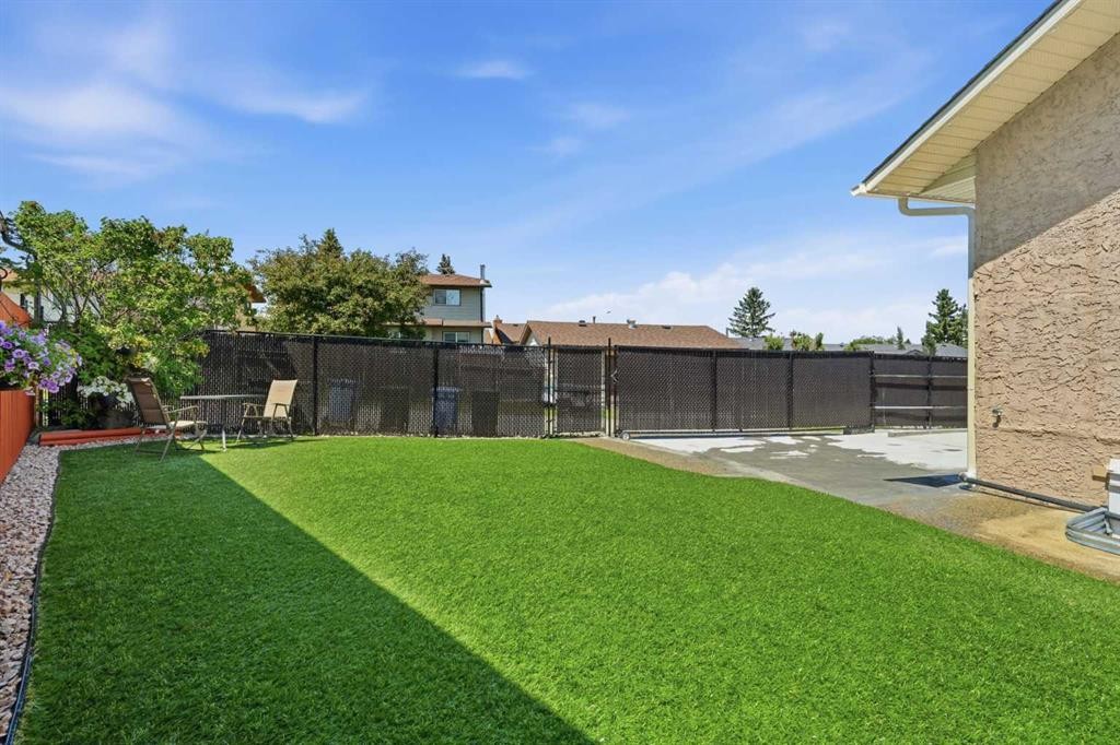 43 Beaconsfield Place Nw, Calgary, AB - Outdoor With Backyard