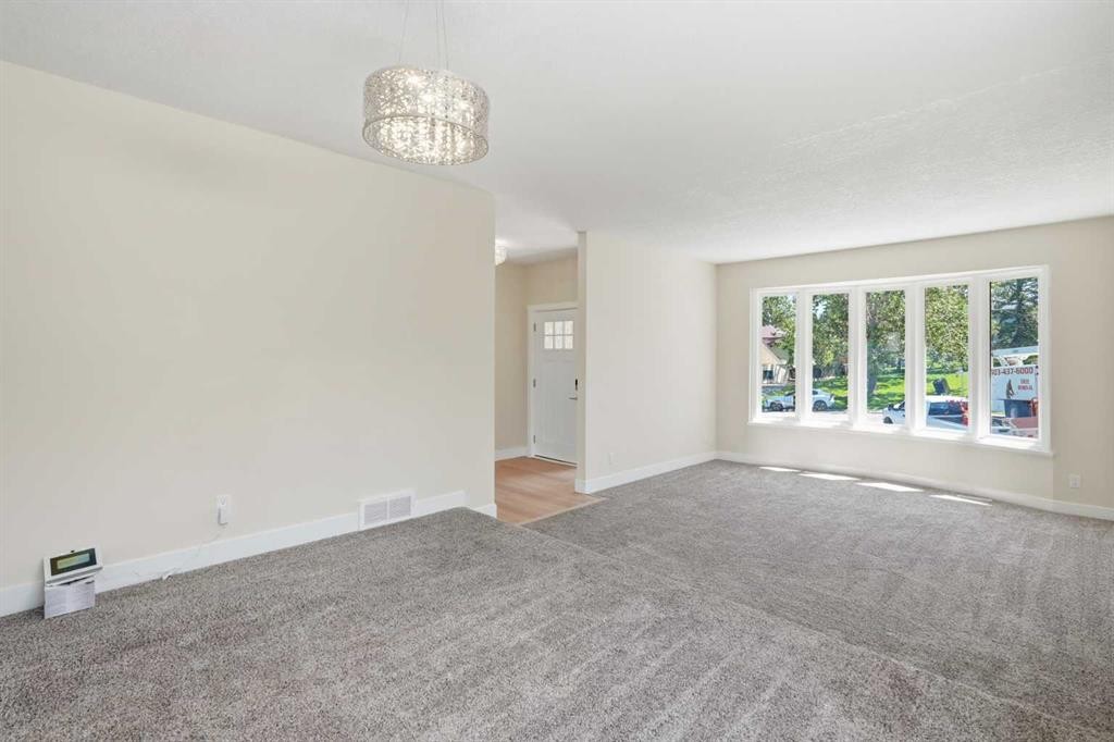 43 Beaconsfield Place Nw, Calgary, AB - Indoor Photo Showing Other Room