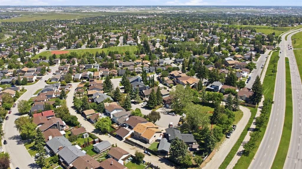 43 Beaconsfield Place Nw, Calgary, AB - Outdoor With View