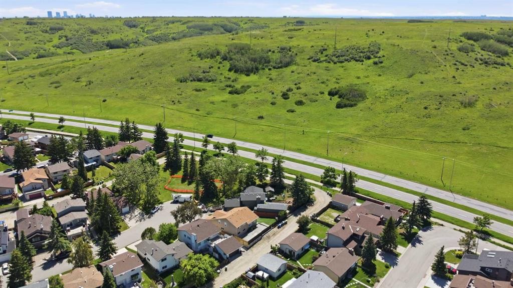 43 Beaconsfield Place Nw, Calgary, AB - Outdoor With View