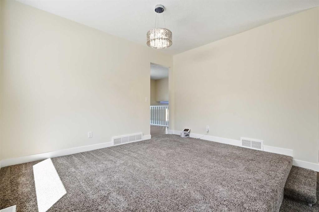 43 Beaconsfield Place Nw, Calgary, AB - Indoor Photo Showing Other Room