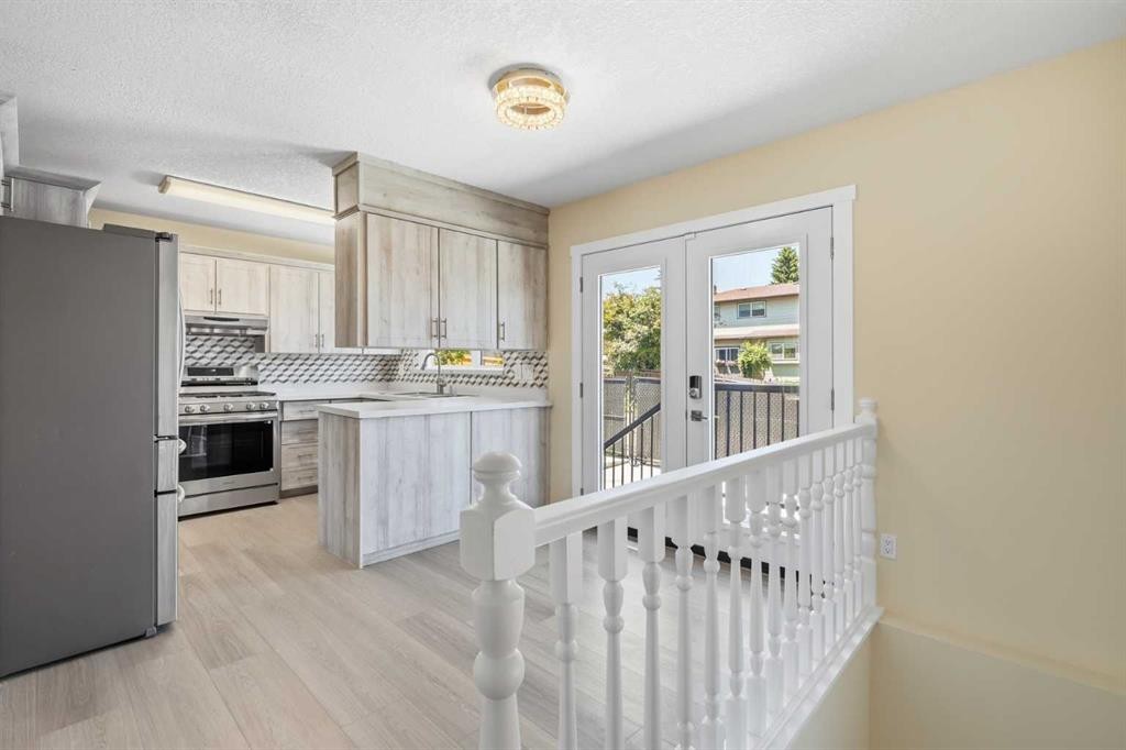 43 Beaconsfield Place Nw, Calgary, AB - Indoor Photo Showing Kitchen