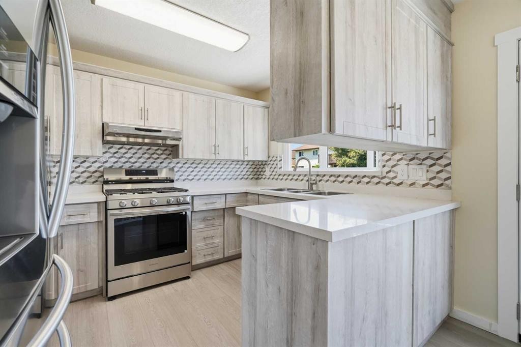 43 Beaconsfield Place Nw, Calgary, AB - Indoor Photo Showing Kitchen With Stainless Steel Kitchen With Double Sink With Upgraded Kitchen