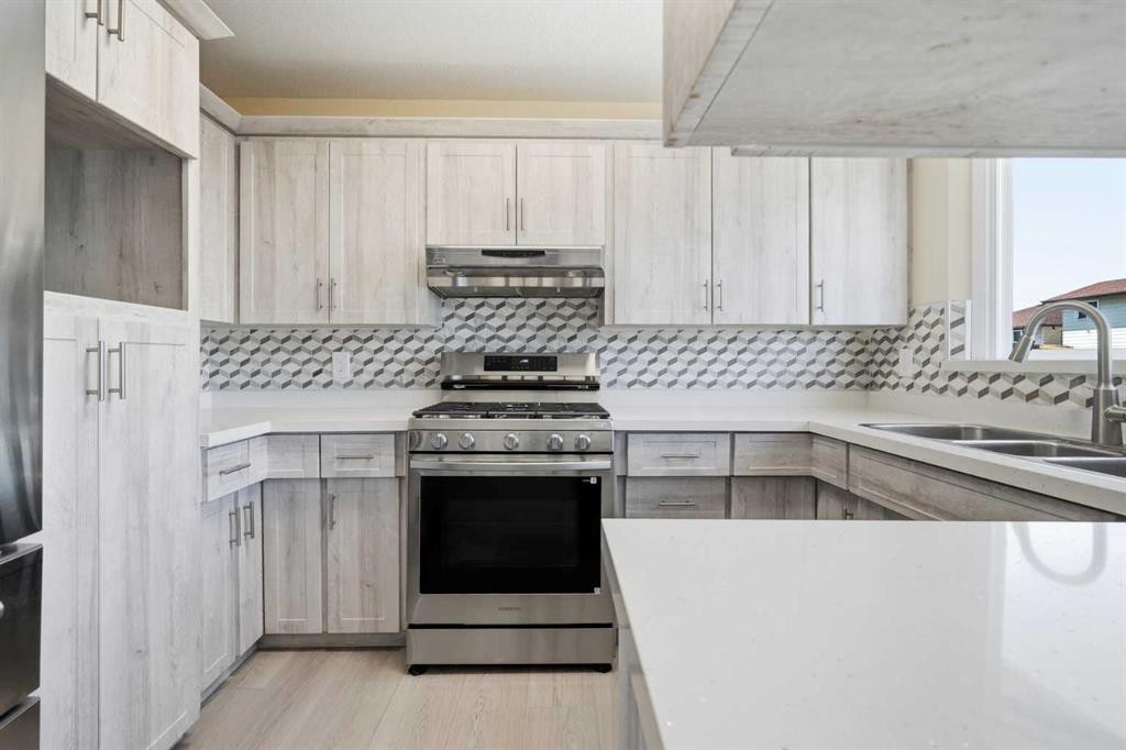 43 Beaconsfield Place Nw, Calgary, AB - Indoor Photo Showing Kitchen With Double Sink With Upgraded Kitchen