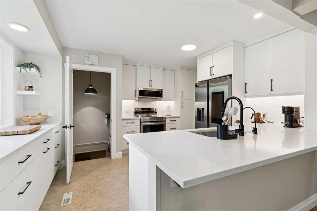 116 Gloucester Crescent Sw, Calgary, AB