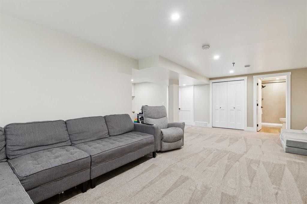 116 Gloucester Crescent Sw, Calgary, AB