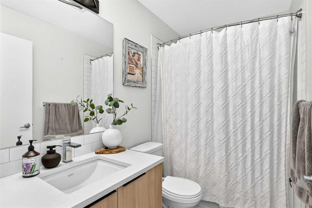 3208-220 Seton Grove Se, Calgary, AB - Indoor Photo Showing Bathroom