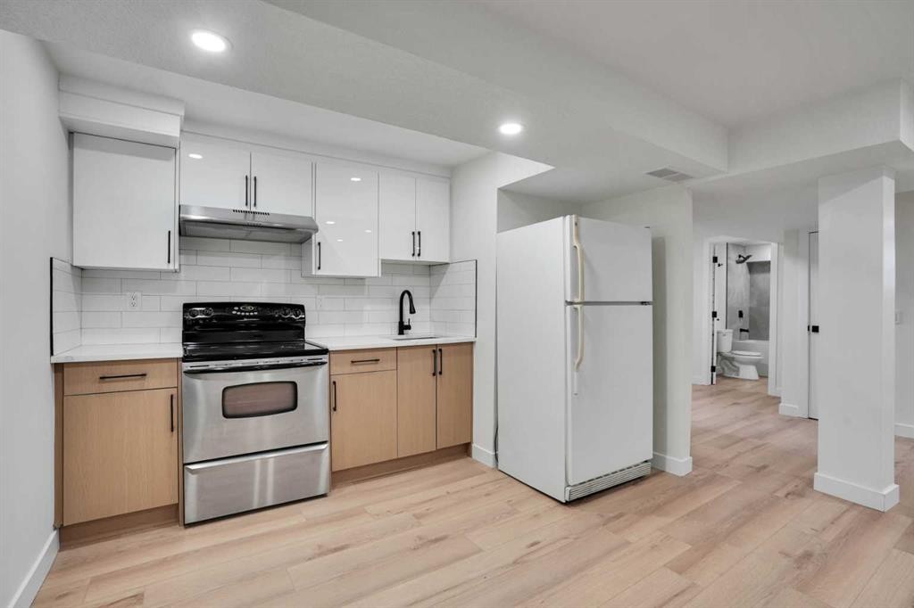 1903 62 Street Ne, Calgary, AB - Indoor Photo Showing Kitchen