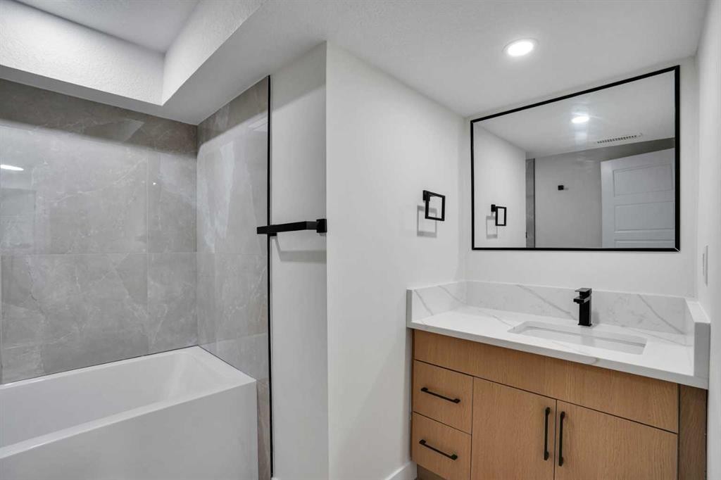 1903 62 Street Ne, Calgary, AB - Indoor Photo Showing Bathroom