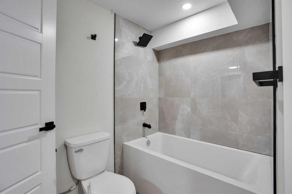 1903 62 Street Ne, Calgary, AB - Indoor Photo Showing Bathroom