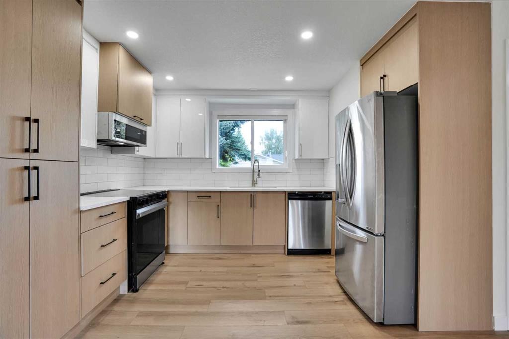 1903 62 Street Ne, Calgary, AB - Indoor Photo Showing Kitchen With Upgraded Kitchen