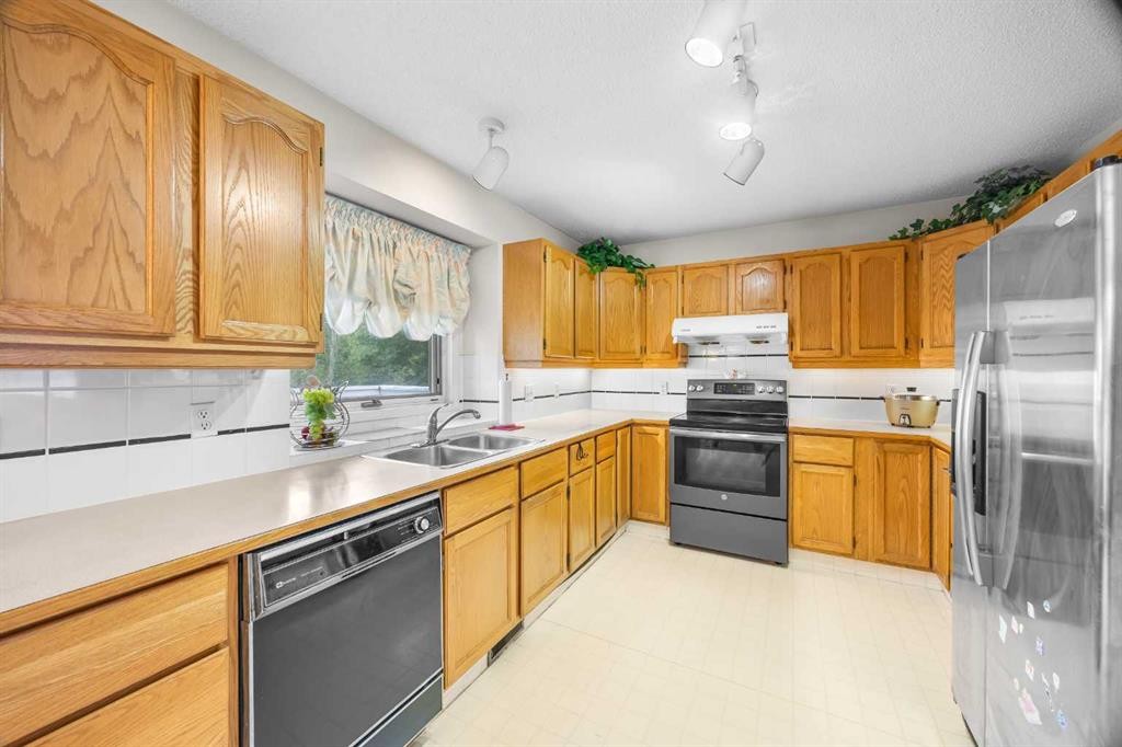 107 Hampshire Close Nw, Calgary, AB - Indoor Photo Showing Kitchen With Double Sink