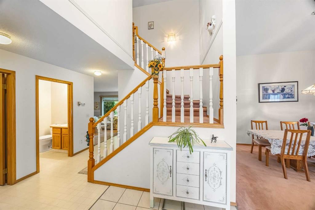 107 Hampshire Close Nw, Calgary, AB - Indoor Photo Showing Other Room