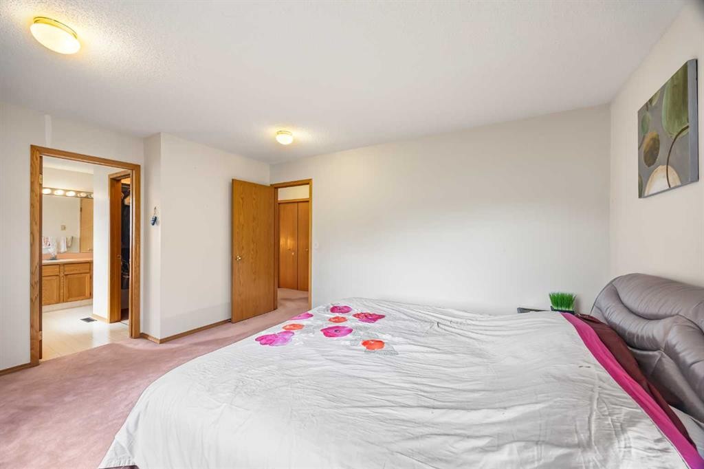 107 Hampshire Close Nw, Calgary, AB - Indoor Photo Showing Bedroom