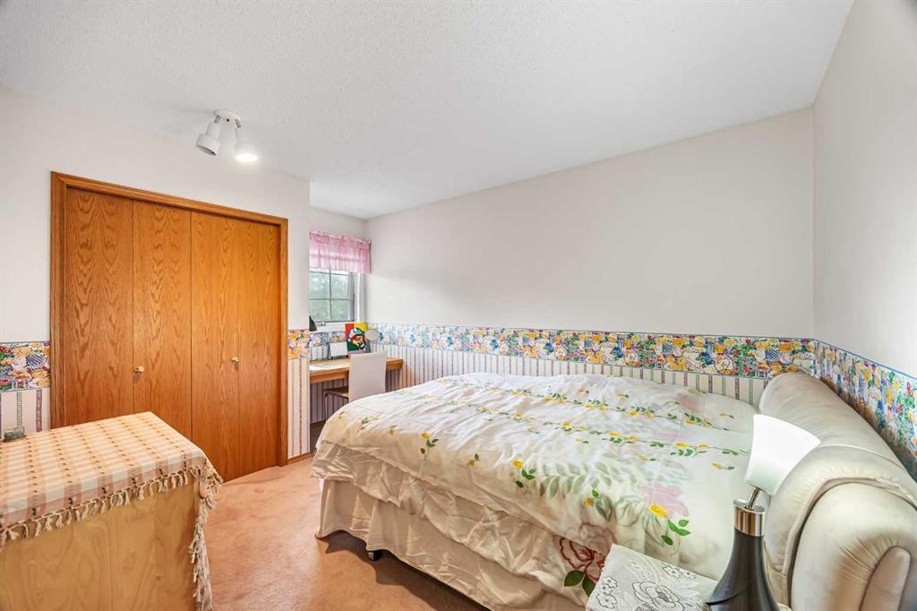 107 Hampshire Close Nw, Calgary, AB - Indoor Photo Showing Bedroom