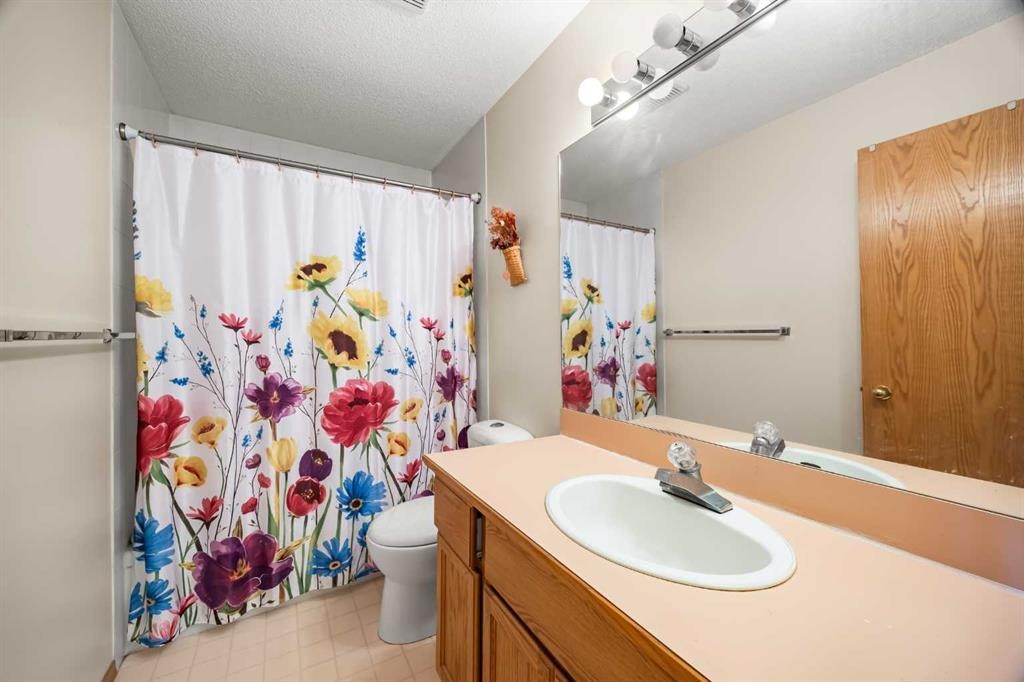 107 Hampshire Close Nw, Calgary, AB - Indoor Photo Showing Bathroom