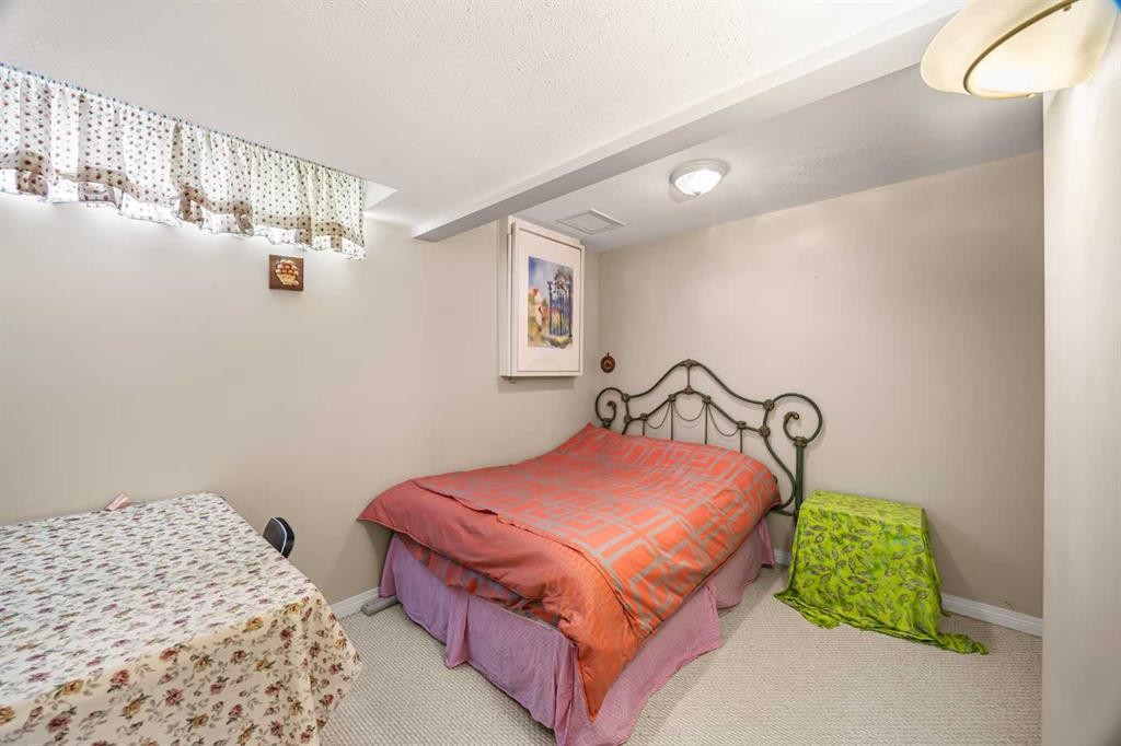 107 Hampshire Close Nw, Calgary, AB - Indoor Photo Showing Bedroom