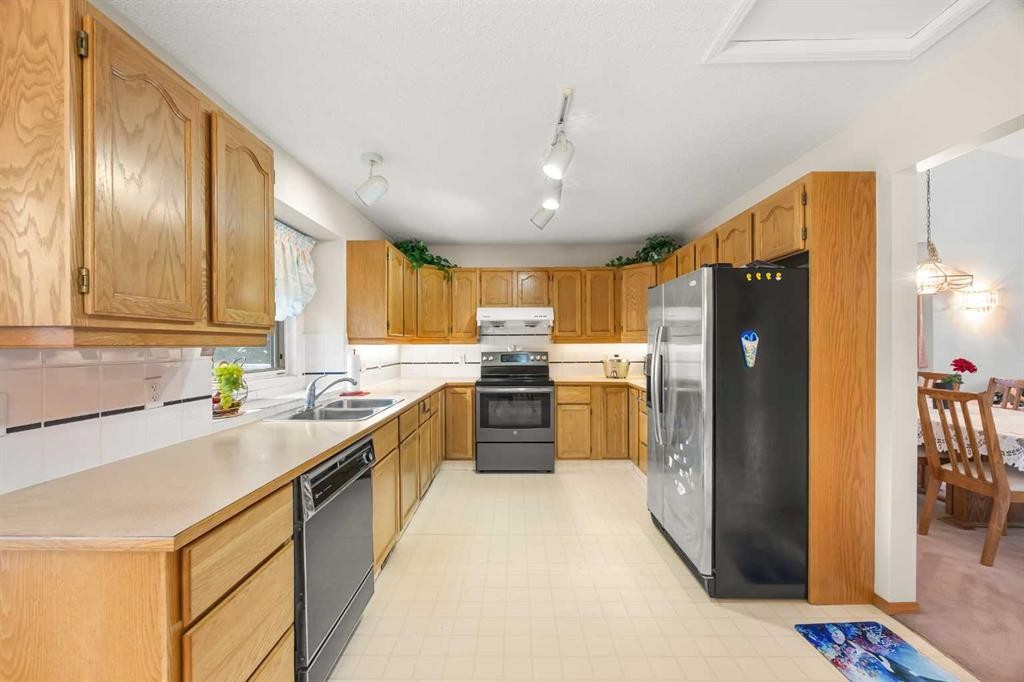 107 Hampshire Close Nw, Calgary, AB - Indoor Photo Showing Kitchen With Double Sink