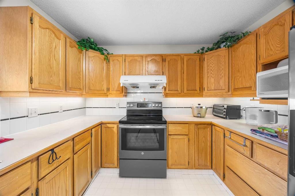107 Hampshire Close Nw, Calgary, AB - Indoor Photo Showing Kitchen