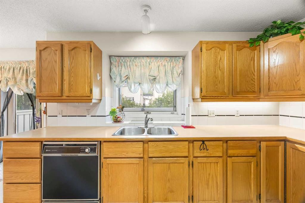107 Hampshire Close Nw, Calgary, AB - Indoor Photo Showing Kitchen With Double Sink