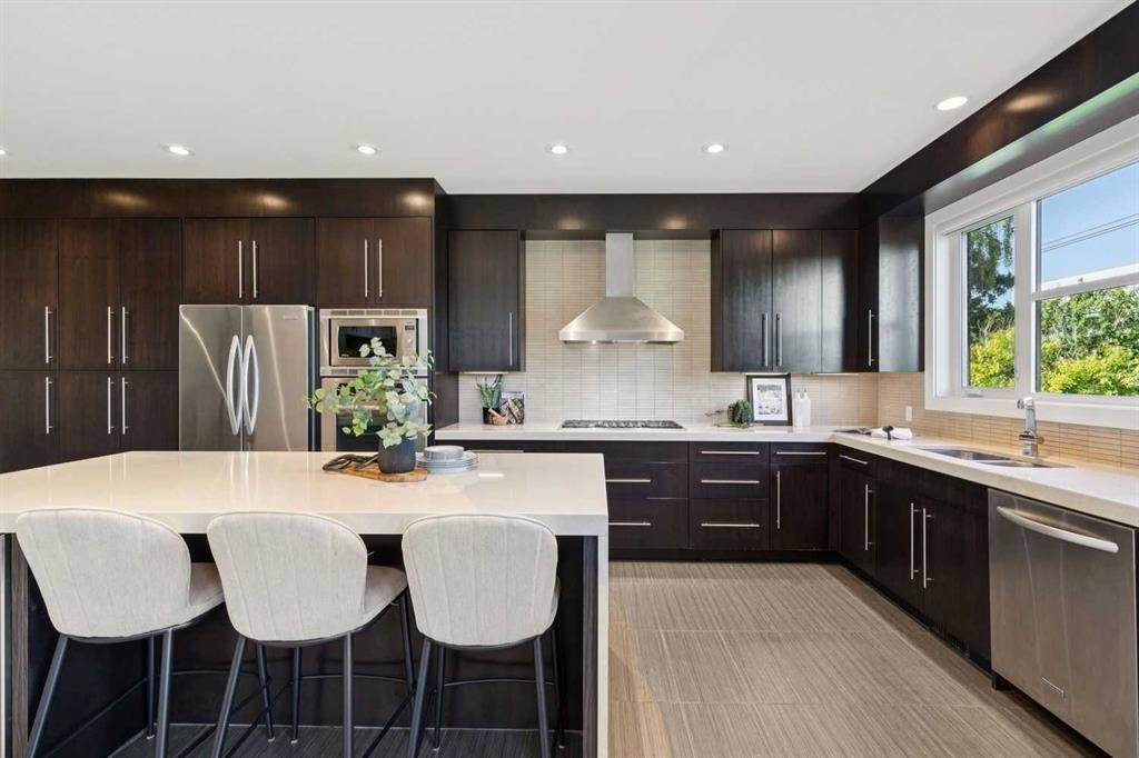 1711 27 Street Sw, Calgary, AB - Indoor Photo Showing Kitchen With Stainless Steel Kitchen With Upgraded Kitchen