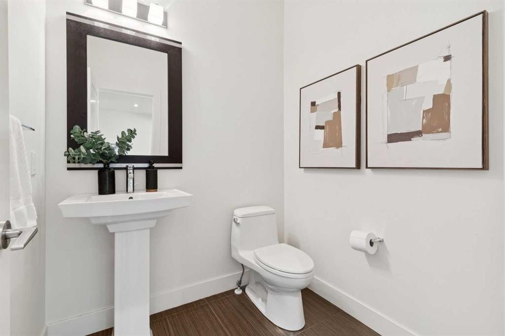 1711 27 Street Sw, Calgary, AB - Indoor Photo Showing Bathroom