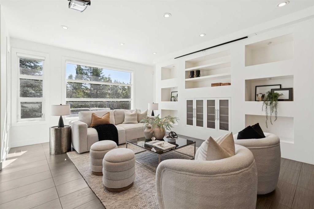 1711 27 Street Sw, Calgary, AB - Indoor Photo Showing Living Room