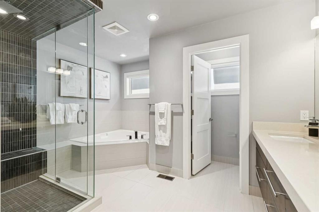 1711 27 Street Sw, Calgary, AB - Indoor Photo Showing Bathroom