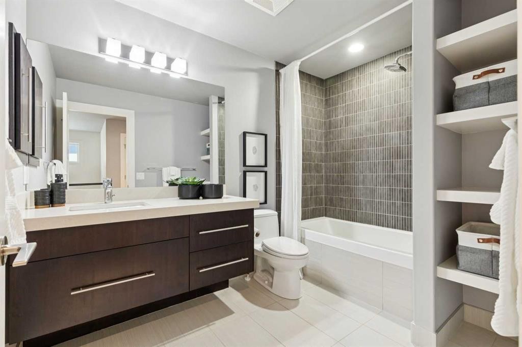 1711 27 Street Sw, Calgary, AB - Indoor Photo Showing Bathroom