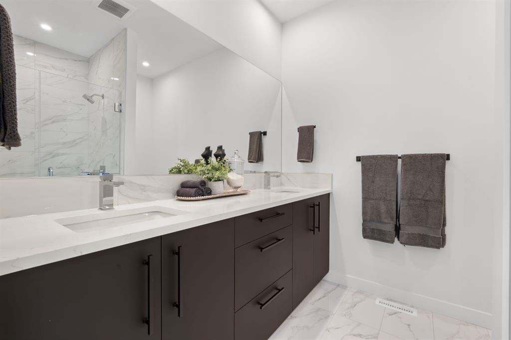 512-8155 8 Avenue Sw, Calgary, AB - Indoor Photo Showing Bathroom