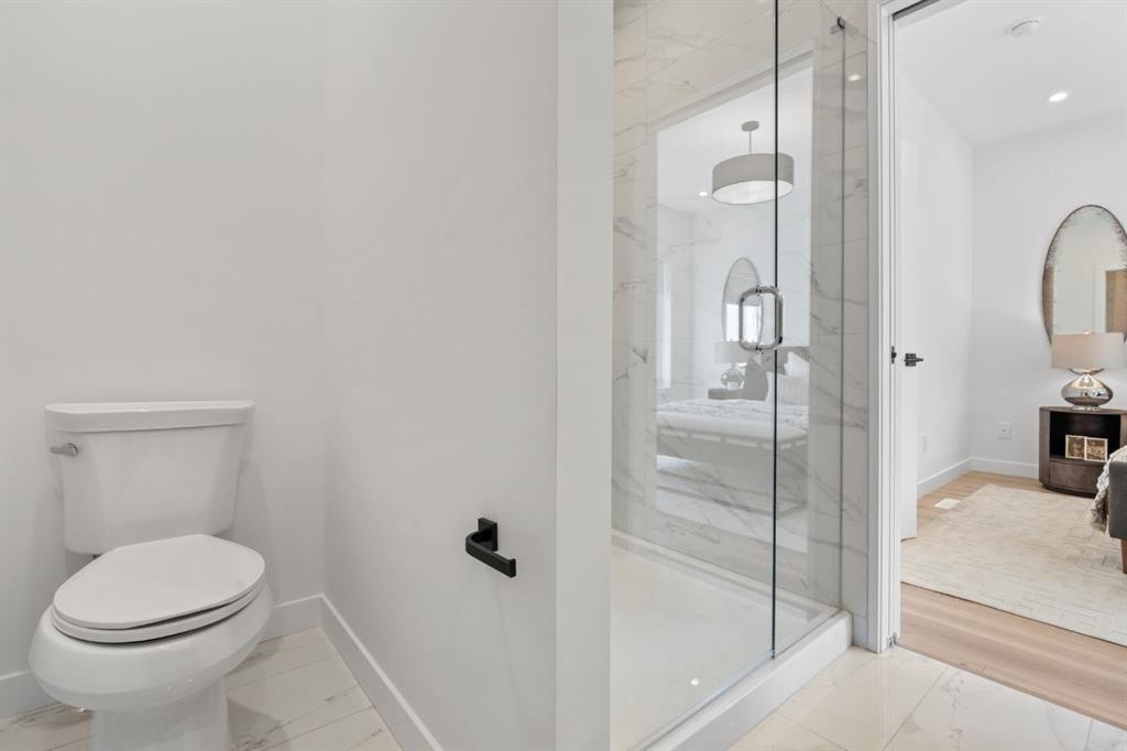 512-8155 8 Avenue Sw, Calgary, AB - Indoor Photo Showing Bathroom