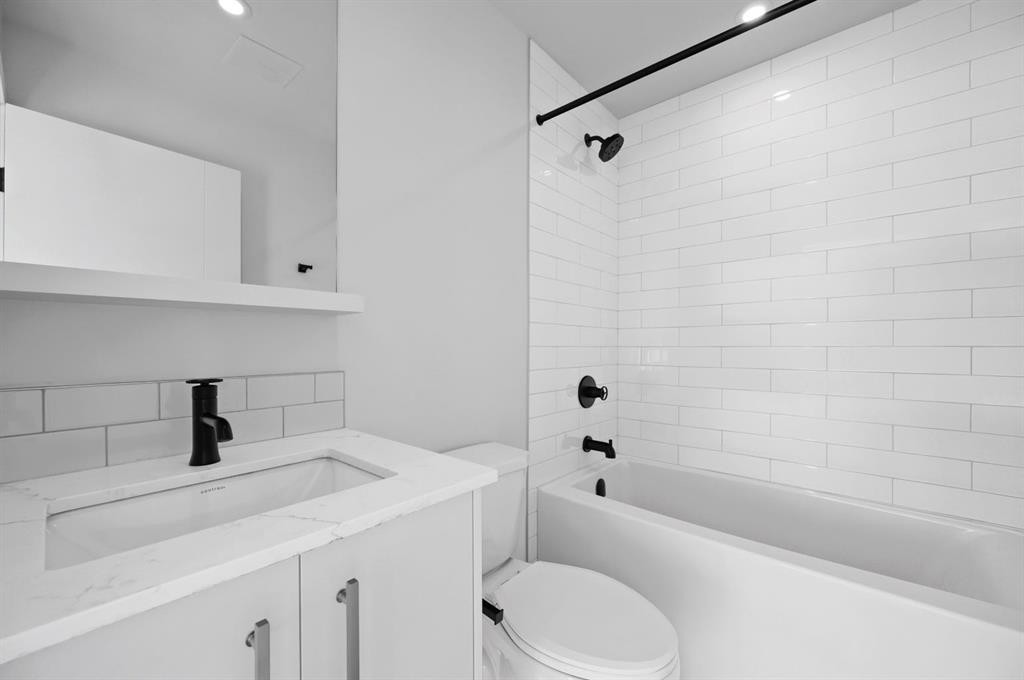 701-8375 Broadcast Avenue Sw, Calgary, AB - Indoor Photo Showing Bathroom