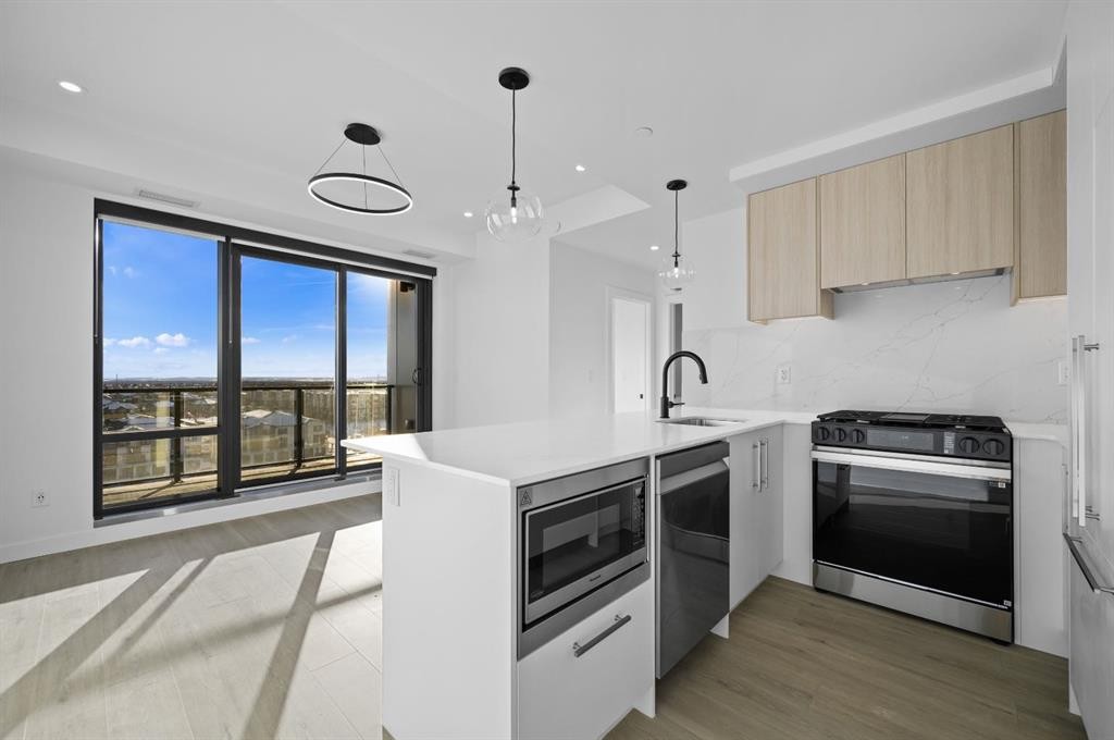 701-8375 Broadcast Avenue Sw, Calgary, AB - Indoor Photo Showing Kitchen With Upgraded Kitchen