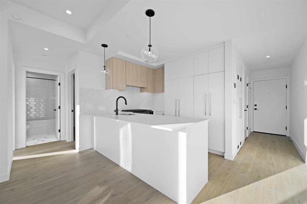 701-8375 Broadcast Avenue Sw, Calgary, AB - Indoor Photo Showing Kitchen