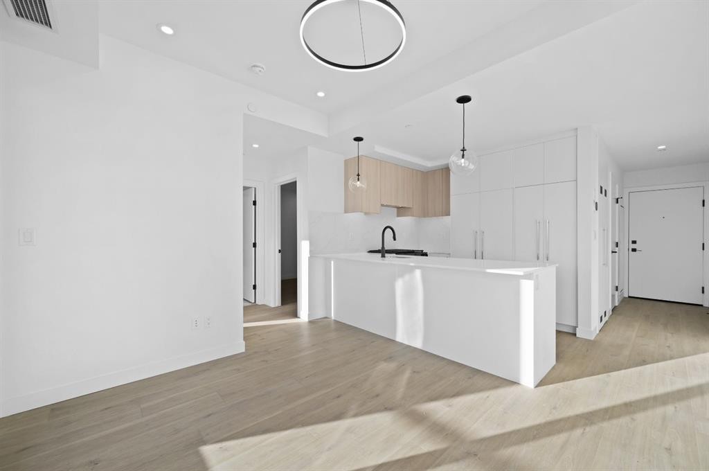 701-8375 Broadcast Avenue Sw, Calgary, AB - Indoor Photo Showing Kitchen