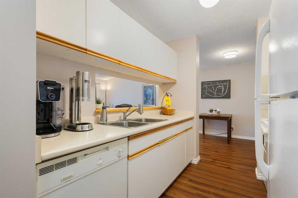 413-33 Arbour Grove Close Nw, Calgary, AB - Indoor Photo Showing Kitchen With Double Sink