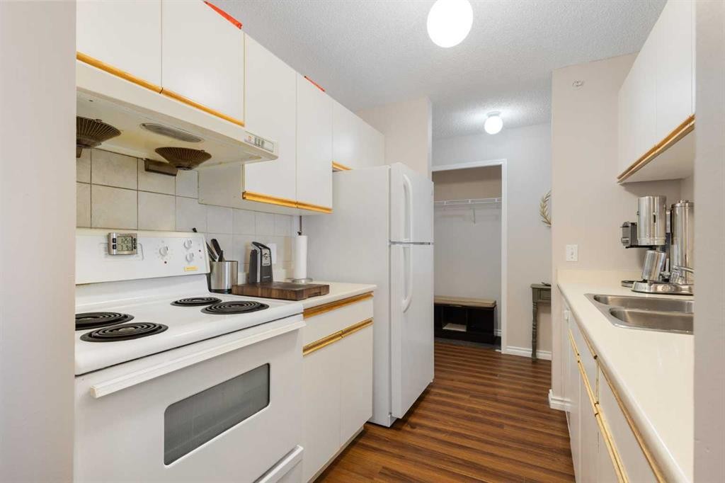 413-33 Arbour Grove Close Nw, Calgary, AB - Indoor Photo Showing Kitchen With Double Sink