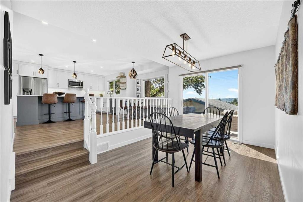 7327 Silver Springs Road Nw, Calgary, AB - Indoor Photo Showing Dining Room
