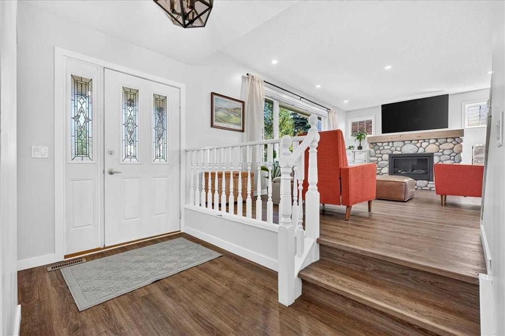7327 Silver Springs Road Nw, Calgary, AB - Indoor Photo Showing Other Room