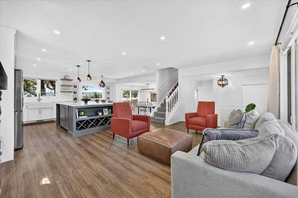 7327 Silver Springs Road Nw, Calgary, AB - Indoor Photo Showing Living Room