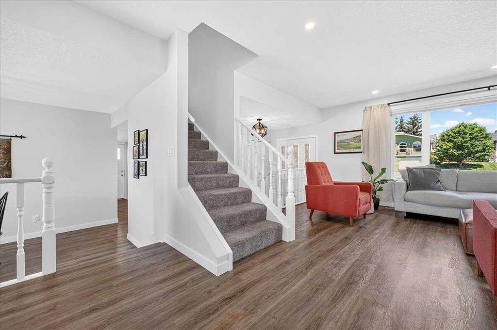 7327 Silver Springs Road Nw, Calgary, AB - Indoor Photo Showing Living Room
