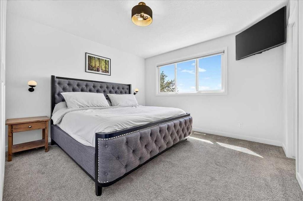 7327 Silver Springs Road Nw, Calgary, AB - Indoor Photo Showing Bedroom