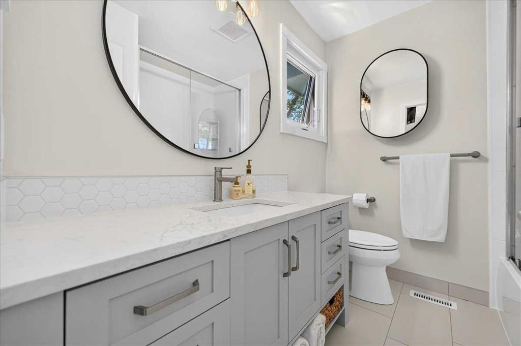 7327 Silver Springs Road Nw, Calgary, AB - Indoor Photo Showing Bathroom