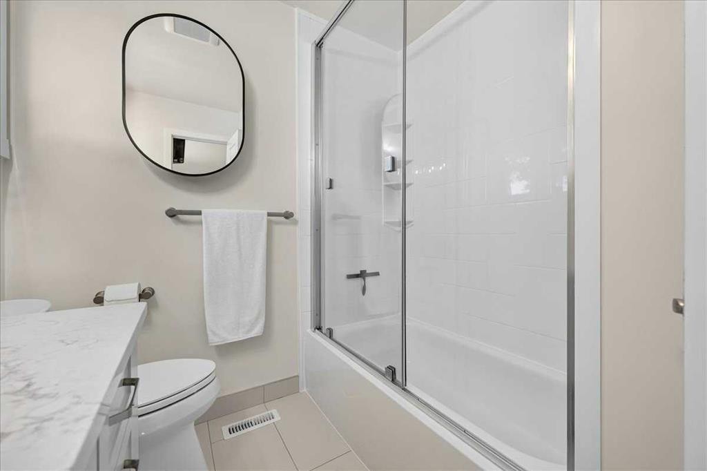 7327 Silver Springs Road Nw, Calgary, AB - Indoor Photo Showing Bathroom