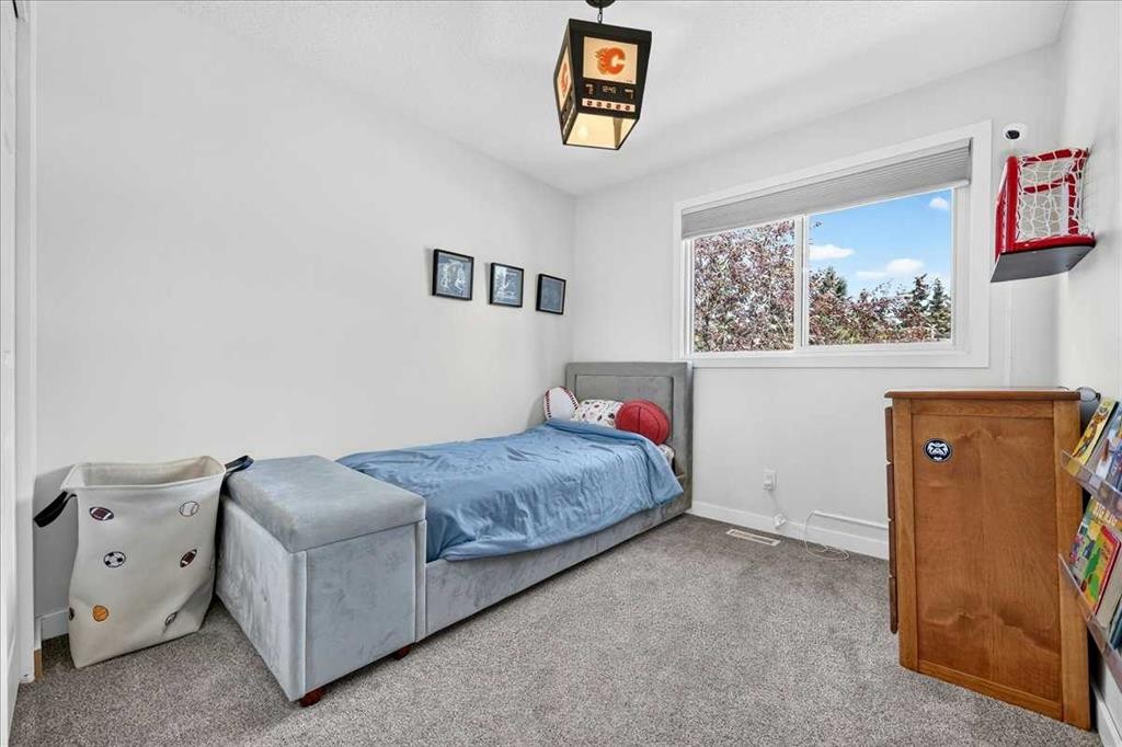 7327 Silver Springs Road Nw, Calgary, AB - Indoor Photo Showing Bedroom