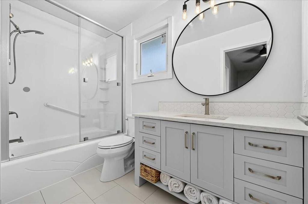 7327 Silver Springs Road Nw, Calgary, AB - Indoor Photo Showing Bathroom
