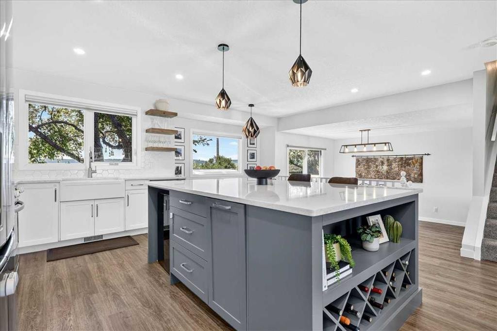 7327 Silver Springs Road Nw, Calgary, AB - Indoor Photo Showing Kitchen With Upgraded Kitchen