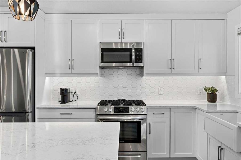 7327 Silver Springs Road Nw, Calgary, AB - Indoor Photo Showing Kitchen With Stainless Steel Kitchen With Upgraded Kitchen