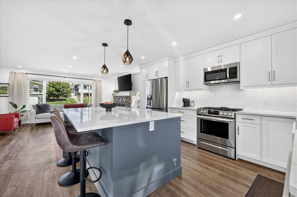 7327 Silver Springs Road Nw, Calgary, AB - Indoor Photo Showing Kitchen With Stainless Steel Kitchen With Upgraded Kitchen
