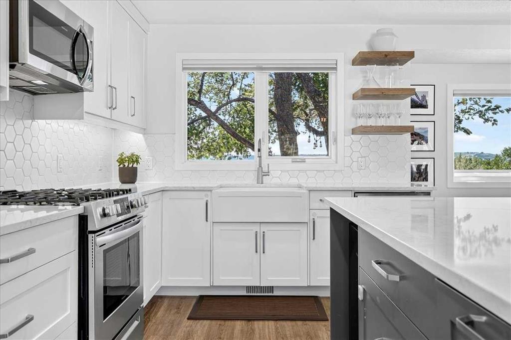 7327 Silver Springs Road Nw, Calgary, AB - Indoor Photo Showing Kitchen With Upgraded Kitchen
